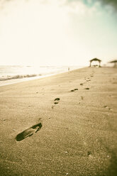 Indonesien, Bali, Fußspuren am Strand - KRPF001594