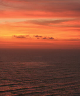 Peru, Lima, Sonnenuntergang über dem Pazifischen Ozean - KRPF001581