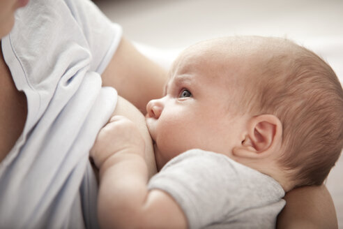 Young woman breast feeding her baby - MFRF000296