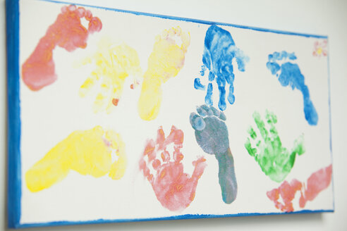 Leinwand mit Fußabdrücken und Handabdrücken von Kindern - MFRF000334