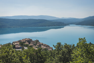 Frankreich, Alpes-de-Haute-Provence, Blick auf Sainte-Croix-du-Verdon am Lac de Sainte-Croix - KEBF000207