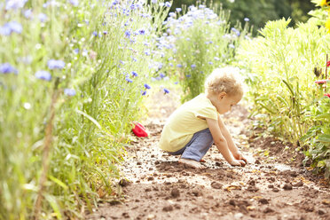 Kleines Mädchen spielt im Garten - MFRF000325