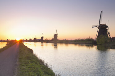 Niederlande, Kinderdijk, Kinderdijk Windmühlen in der Dämmerung - MEMF000896