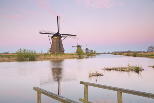 Niederlande, Kinderdijk, Kinderdijk Windmühlen in der Dämmerung - MEMF000897