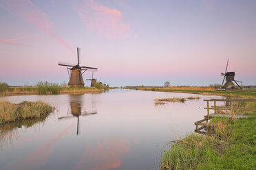 Niederlande, Kinderdijk, Kinderdijk Windmühlen in der Dämmerung - MEMF000898