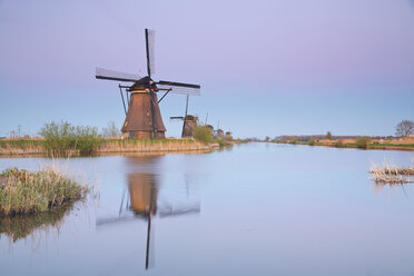 Niederlande, Kinderdijk, Kinderdijk Windmühlen in der Dämmerung - MEMF000899