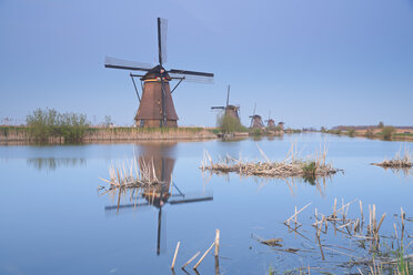 Niederlande, Kinderdijk, Kinderdijk Windmühlen in der Dämmerung - MEMF000900