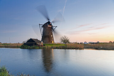 Niederlande, Kinderdijk, Blick auf die Windmühle Kinderdijk in der Dämmerung - MEMF000901