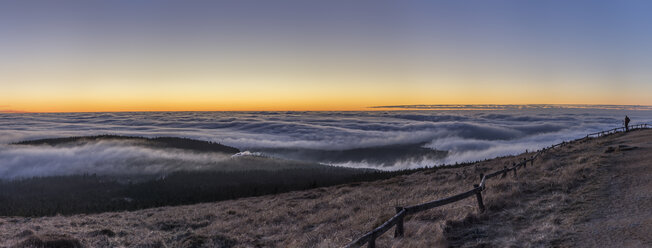 Deutschland, Sachsen-Anhalt, Nationalpark Harz, Inversionswetterlage am Brocken am Abend - PVCF000491