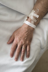 Hand eines verheirateten Mannes, der sich im Krankenhaus erholt - RAEF000242