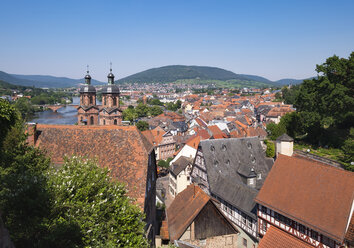 Deutschland, Blick auf Miltenberg mit den Türmen der St. Jacobus Kirche - SIEF006690