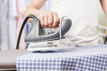 Man ironing at home - JUNF000386