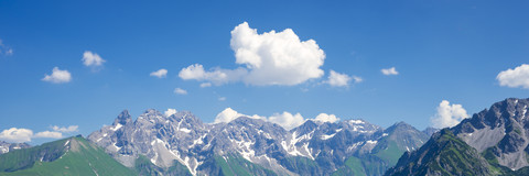 Deutschland, Bayern, Allgäu, Blick auf die Allgäuer Alpen, Panorama des zentralen Hauptkamms, lizenzfreies Stockfoto