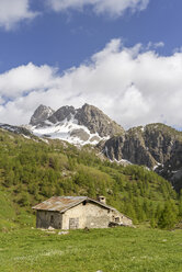 Italien, Piemont, Maira-Tal, Scheune in den Bergen - LAF001452