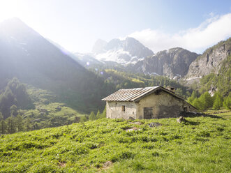 Italien, Piemont, Maira-Tal, Scheune in den Bergen - LAF001453