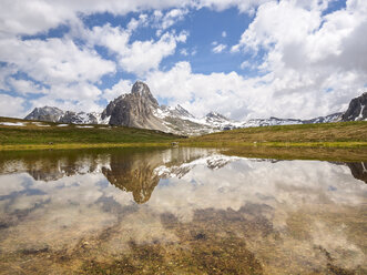 Italien, Piemont, Maira-Tal, Bergkapelle mit See - LAF001455