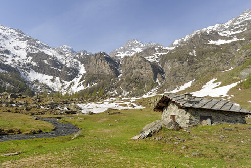 Italy, Piemont, Bobbio Pellice, stone house in the mountains - LAF001457