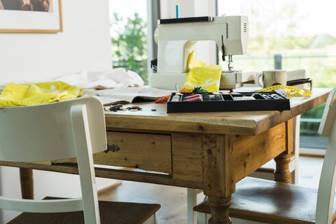 Sewing machine on wooden table - UUF005121