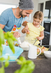 Vater und Tochter backen in der Küche - UUF005165