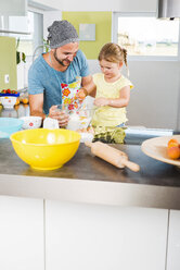 Vater und Tochter backen in der Küche - UUF005167