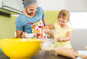 Vater und Tochter backen in der Küche - UUF005210