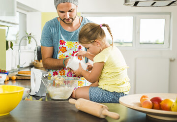 Vater und Tochter backen in der Küche - UUF005172