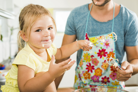 Porträt eines Mädchens, das mit seinem Vater in der Küche backt, lizenzfreies Stockfoto