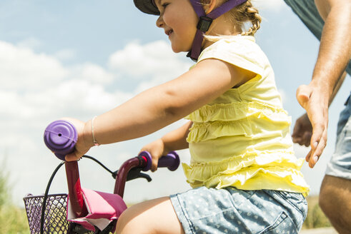 Father accompanying daughter on bike - UUF005198