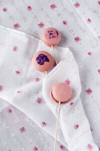 Lollipop-Macarons mit gestempelten Motiven - MYF001098