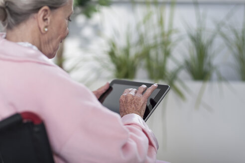 Älterer Patient im Rollstuhl mit digitalem Tablet - ZEF007243