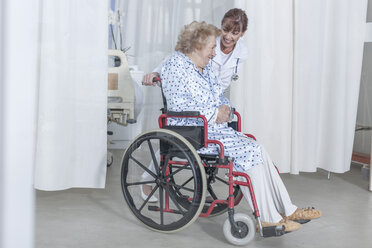 Arzt und älterer Patient im Rollstuhl - ZEF007272
