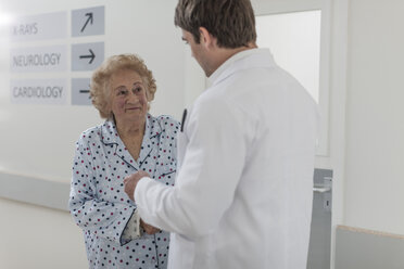 Doctor with elderly patient on hospital floor - ZEF007284