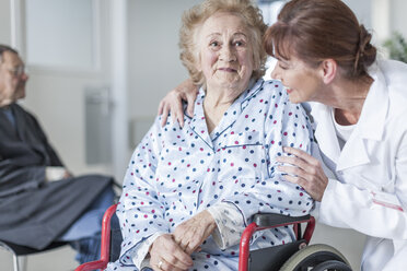 Arzt kümmert sich um älteren Patienten im Rollstuhl - ZEF007289
