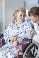 Arzt kümmert sich um älteren Patienten im Rollstuhl - ZEF007290