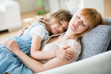 Mutter und Tochter sitzen auf der Couch und ruhen sich aus - WESTF021501