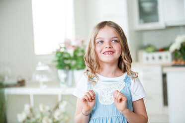 Portrait of a little girl at home - WESTF021510