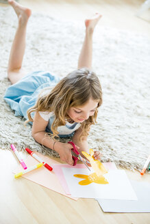 Kleines Mädchen schneidet Osterhasen aus Papier aus - WESTF021541