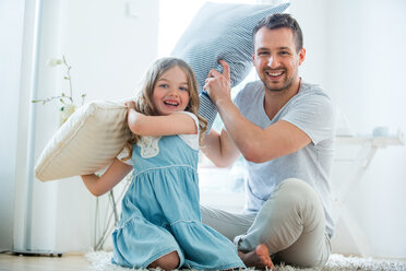 Father and daughter pillow fighting - WESTF021554