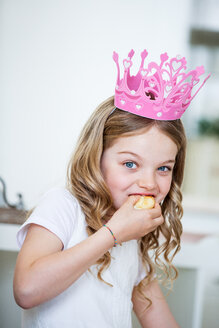 Mädchen mit rosa Krone isst Kuchen - WESTF021558