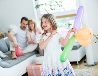 Mädchen spielt mit Luftballons, Eltern beobachten - WESTF021573
