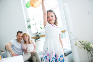 Mädchen spielt mit Luftballons, Eltern beobachten - WESTF021575