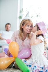 Familie feiert mit Luftballons und Partyhüten - WESTF021579