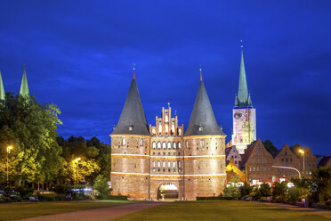 Deutschland, Lübeck, Blick auf das Holstentor zur blauen Stunde - PUF000415