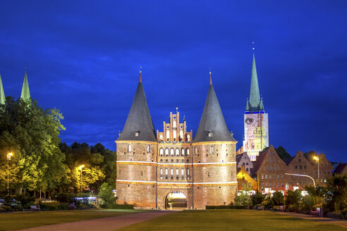 Deutschland, Lübeck, Blick auf das Holstentor zur blauen Stunde - PUF000415