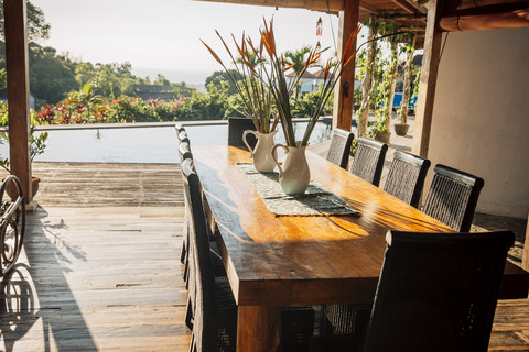 Indonesien, Bali, Esstisch in einer Ferienvilla, lizenzfreies Stockfoto