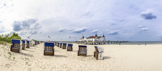 Deutschland, Ahlbeck, Blick auf Seebrücke mit vermummten Strandkörben am Strand im Vordergund - PUF000393