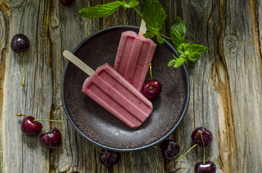 Bowl with two cherry popsicles - ODF001168