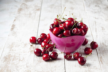 Bowl of cherries on wood - CSF025984