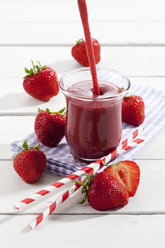 Ein Glas Erdbeer-Smoothie - CSF025972