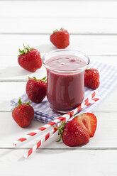 Ein Glas Erdbeer-Smoothie - CSF025973